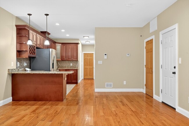 Building Photo - 213 Claremont Ave