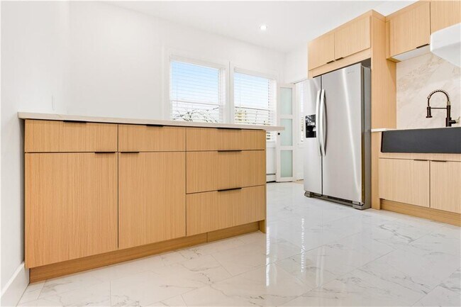 Building Photo - 170 Broadway