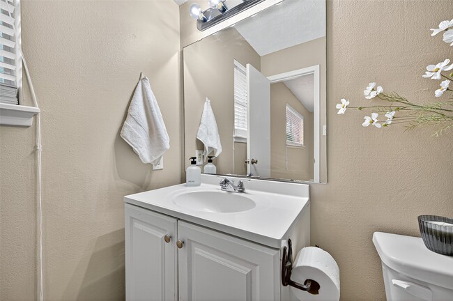 Building Photo - 23919 Farm Hill Dr