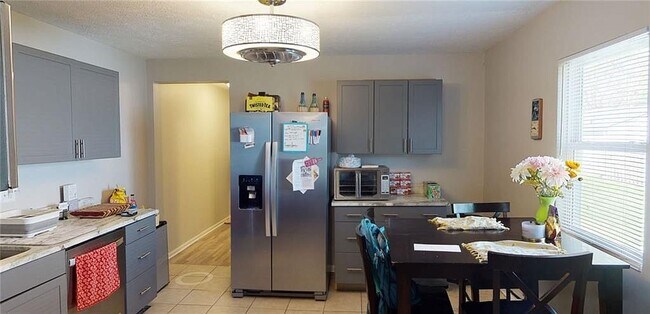 Building Photo - 832 N California St