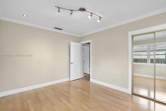 Building Photo - 300 187th St