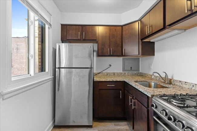 Building Photo - 6211 N Kenmore Ave
