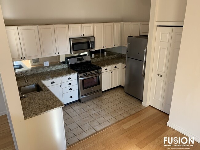 Building Photo - Top Floor Remolded Penthouse on College Street!