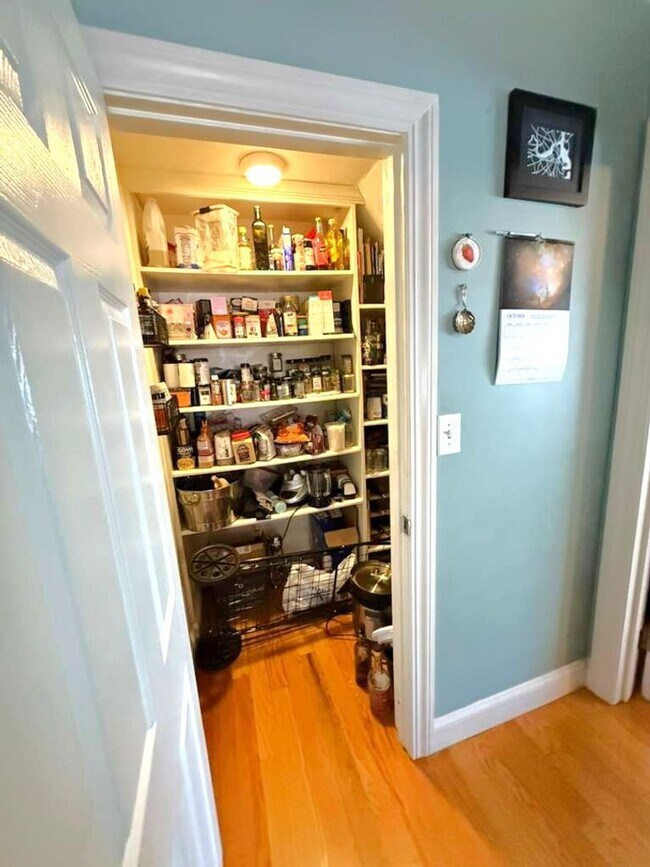 Building Photo - Spacious and updated 3-bedroom condo just ...