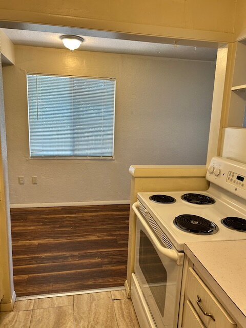 Building Photo - 1/2  Duplex - Large two bedroom with W/D hook up, Seminole FL