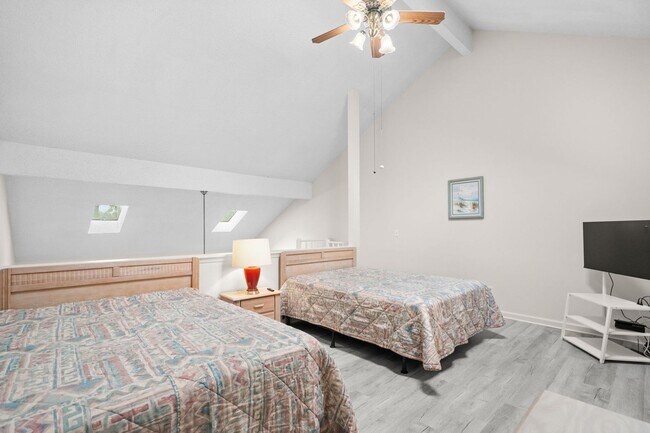 Building Photo - Long Term Furnished Top Floor Condo - 2 bed/2bath with Community Pool