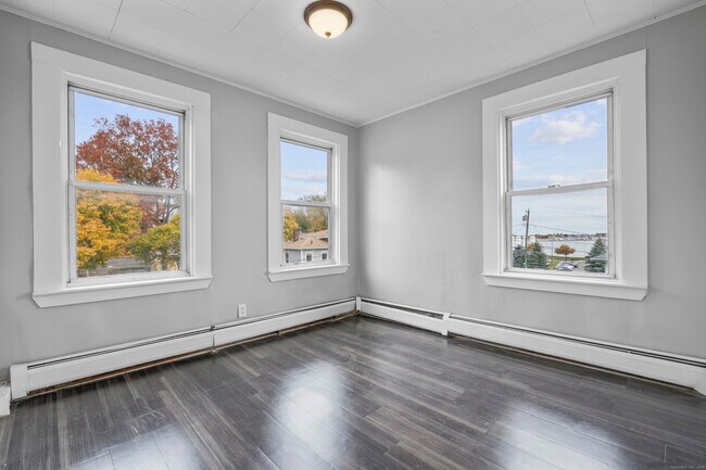 Building Photo - 14 Crown St