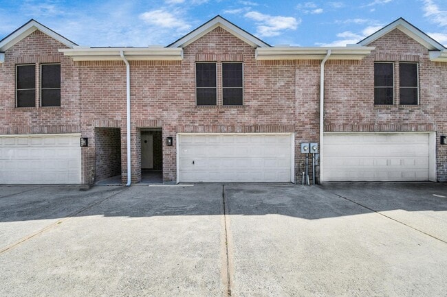 Primary Photo - 10403 Shadow Oaks Dr