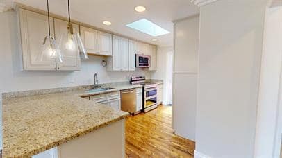 Building Photo - Beautiful 3 Bedroom 2 Bathroom Single Fami...