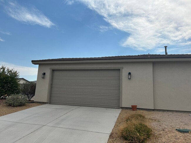 Building Photo - Newer Home in Shadow Ridge Available March...