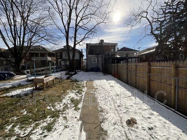 Building Photo - 901 W King St