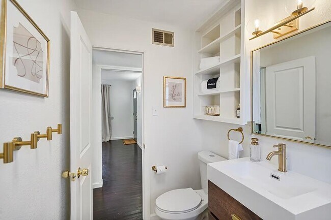 Building Photo - 2412 SW Mission Ave