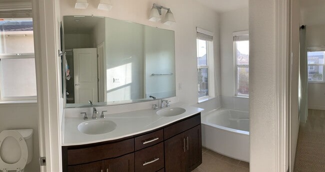 Building Photo - Schooner Way 4 bed 3 bath