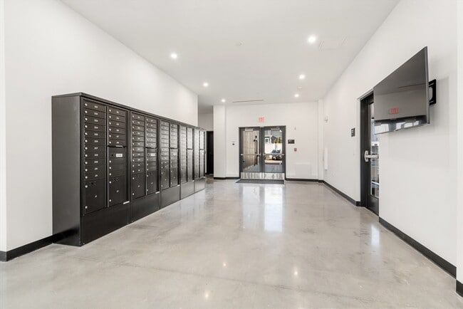 Building Photo - 600 Broadway