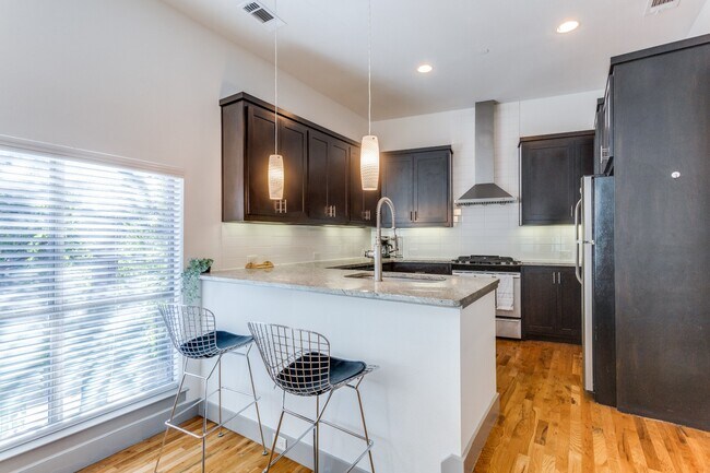 Building Photo - Henderson Ave Townhome with Rooftop Skyline Views