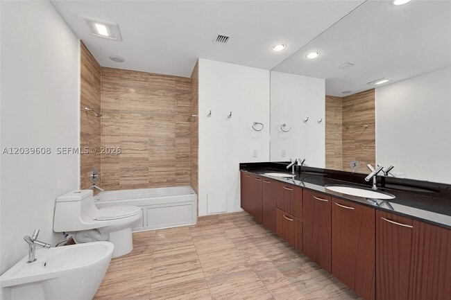 Building Photo - 16001 Collins Ave