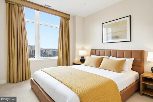 Building Photo - 8220 Crestwood Heights Dr