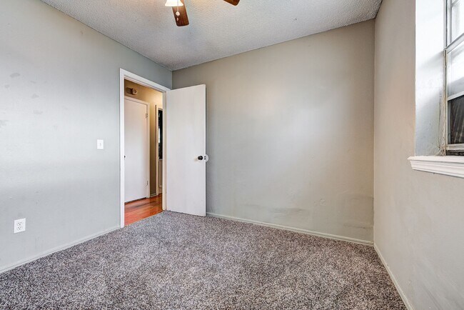 Building Photo - Updated Edmond Home with Newer Flooring