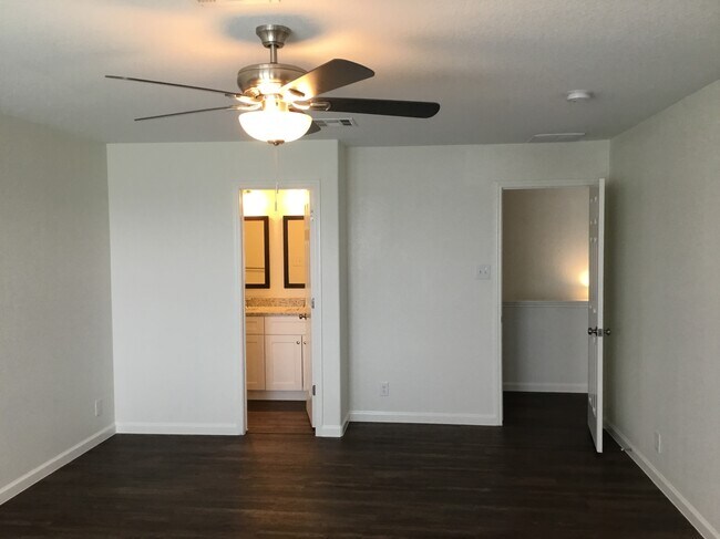 Building Photo - 112 Retama