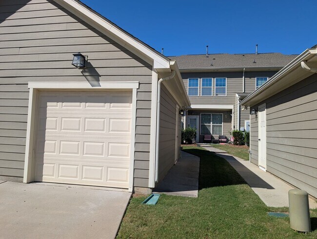 Building Photo - Beautiful Townhome located in Brightwalk!