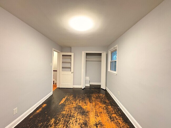 Building Photo - Spacious Townhome with Updated Kitchen & P...