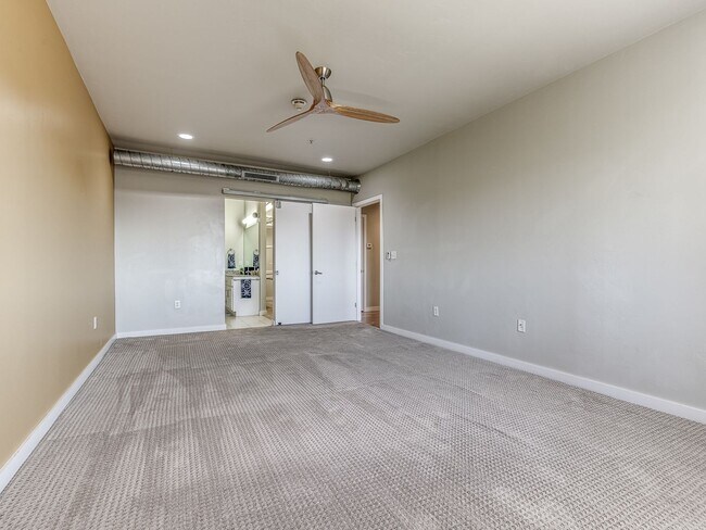 Building Photo - Military/First Responder Discount Available- 3 Bedroom/2 Bath  Downtown OKC Condo WITH 2 Covered ...