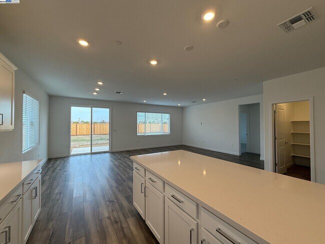 Building Photo - 1013 Bluebell Cir