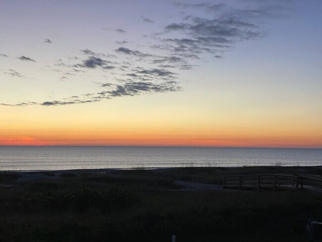 Building Photo - 10 Sunflower St