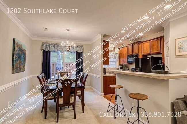 Building Photo - 1202 Southlake Ct