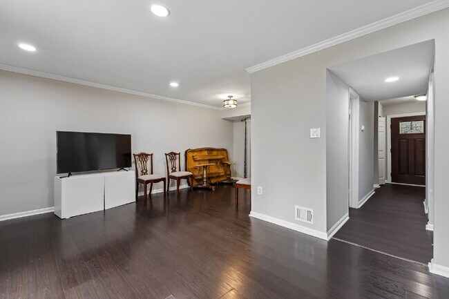 Building Photo - Beautifully remodeled two-level townhouse located in the desirable Irongate Community,