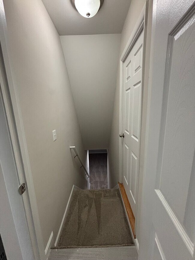 Building Photo - 4 Bedroom 3 Full Bathrooms Newly Renovated...