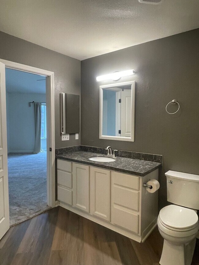 Building Photo - 3 BED 2 BATH HOUSE WITH FENCED BACKYARD IN THE COUNTRY HEIGHTS SUBDIVISION