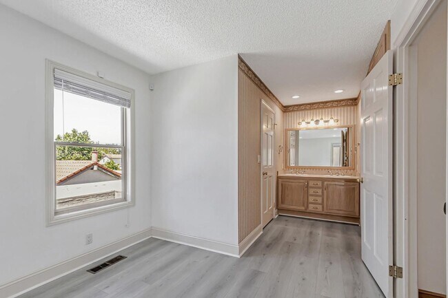 Building Photo - 8130 Park Villa Cir