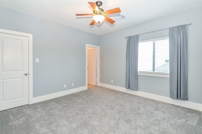 Building Photo - 408 Parker St