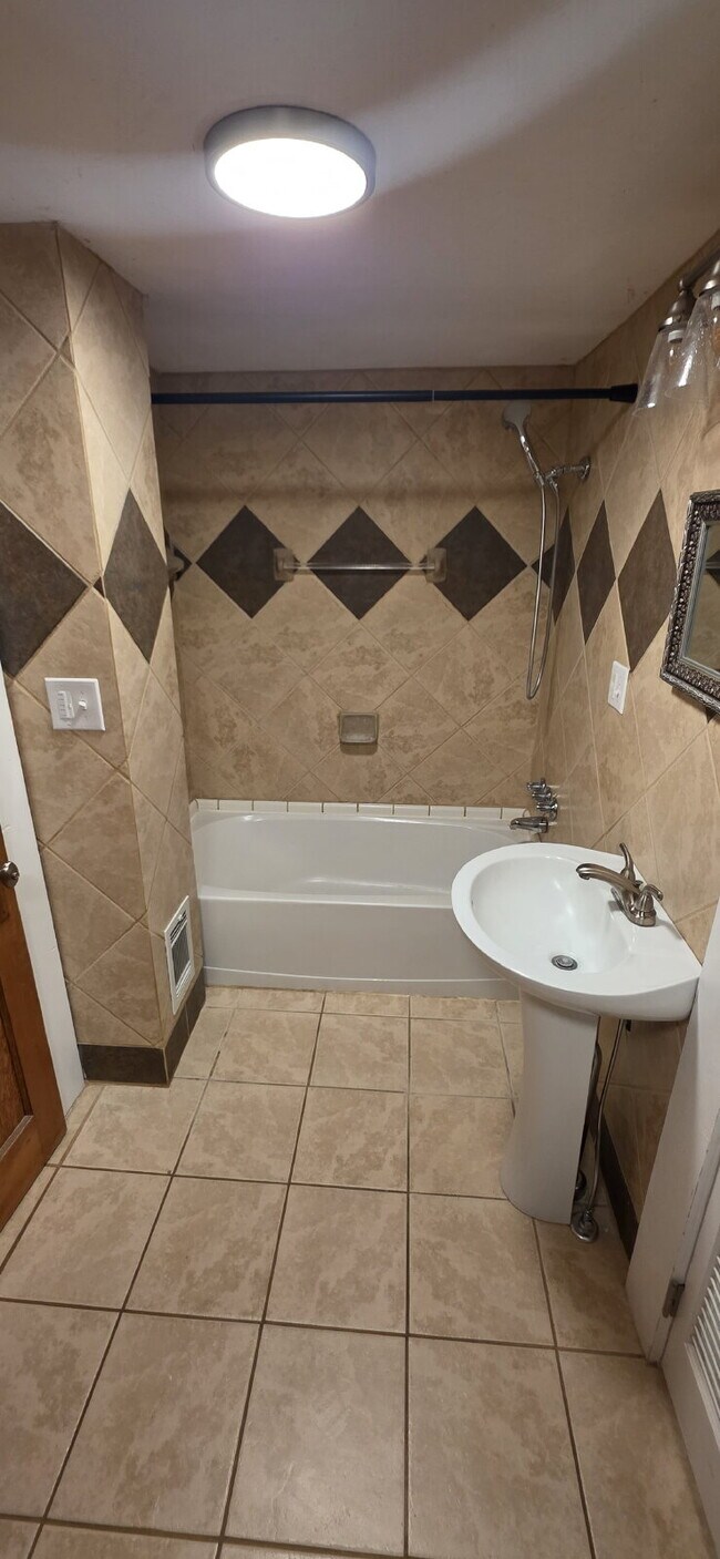 Building Photo - Cute 2 bedroom/ 1.5 bath single family home for rent in a quiet country setting but minutes from ...