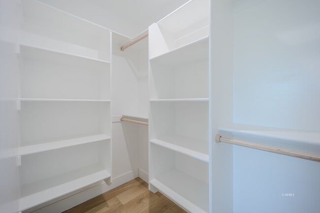 Building Photo - 818 W 7th St