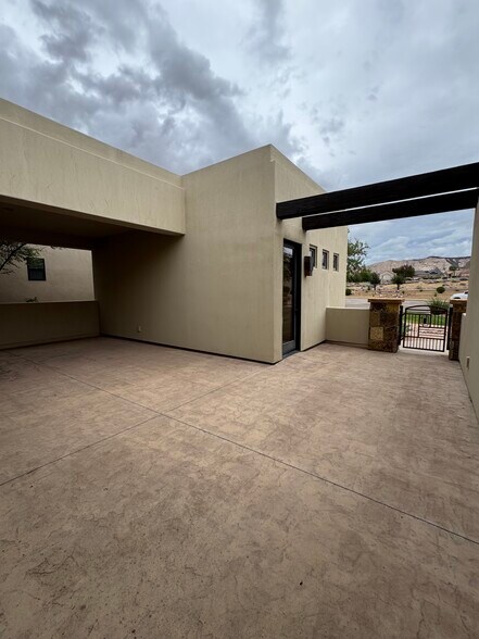 Building Photo - 1761 W Red Cloud Cir
