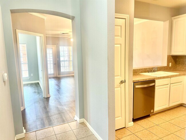 Building Photo - 2815 Kings Crossing Dr