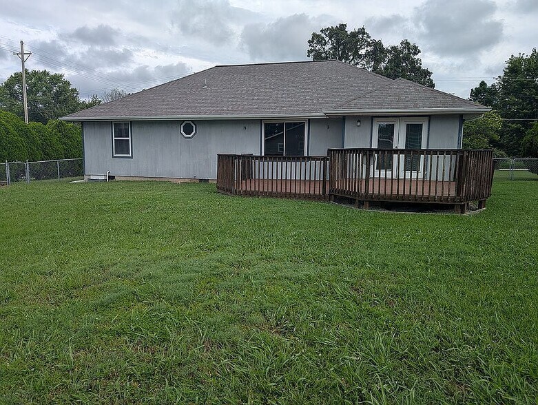 Building Photo - 7060 W Lone Oak St
