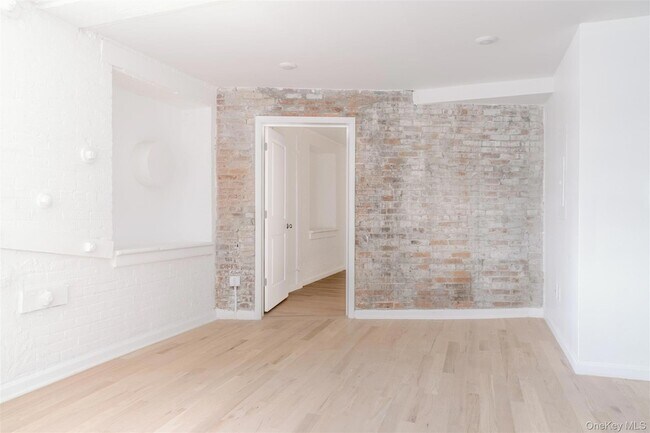 Building Photo - 155 S River St