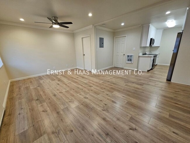 Building Photo - Lovely  Renovated 1 Bedroom Apartment in P...