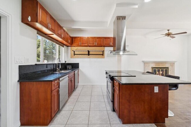 Building Photo - 4 bedroom in Bellevue WA 98006