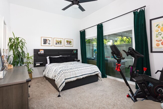 Building Photo - 3 bed 2 bath Townhouse located in South Coast Metro