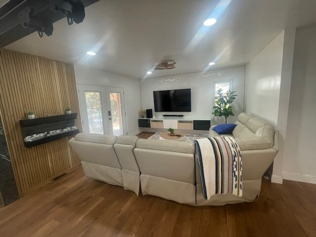 Building Photo - Fully Renovated 5 Beds Home in South Park ...