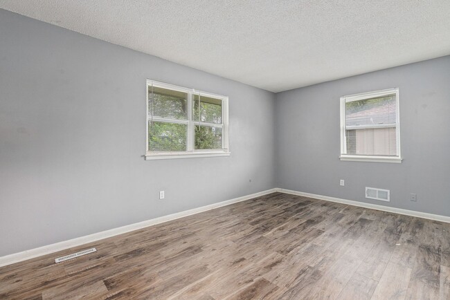 Building Photo - Spacious Belton Duplex with Full Basement—Great Location!