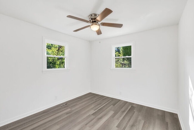 Building Photo - Newly Renovated 2 Bed/1 Bath Duplex 3 Mi t...