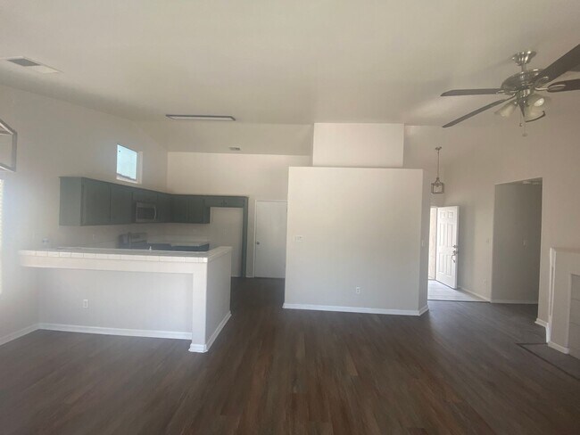 Building Photo - Silver Creek Beauty