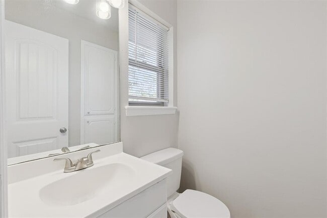 Building Photo - 645 Redstone Ave