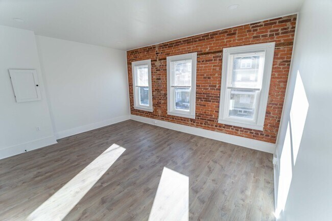 Building Photo - 617 E Chestnut St