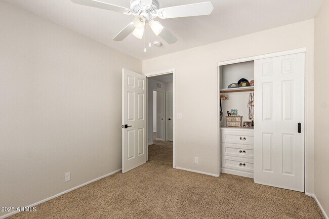 Building Photo - 1012 E Linda Ln